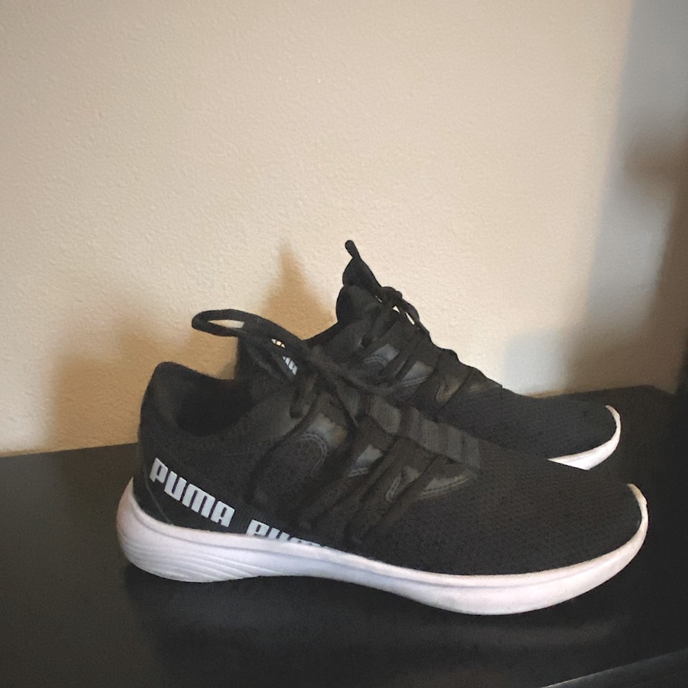 PUMA Women's knit sneaker size 10